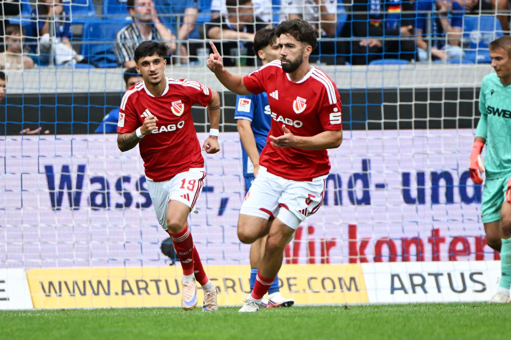 Der Cottbuser Dominik Pelivan bejubelt seinen Treffer zum 0:2.