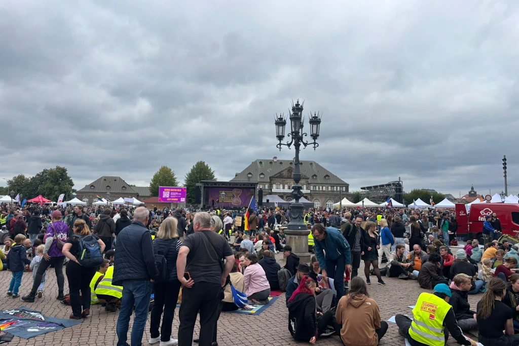 Auf dem Dresdner Theaterplatz bildeten die Demonstranten mehrere Sitzkreise.