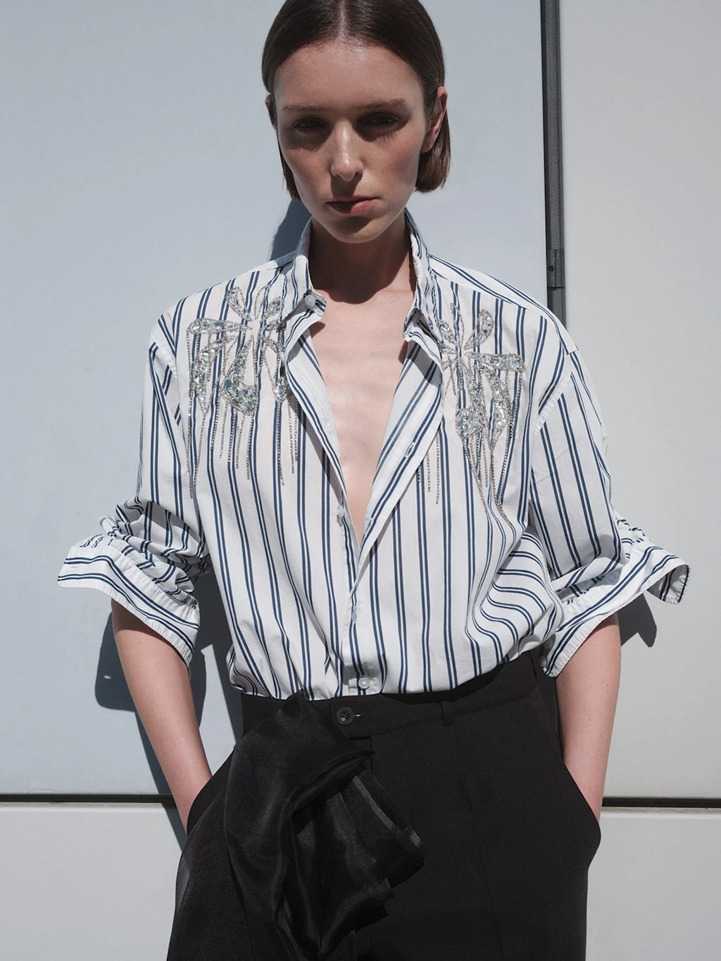 Das „Lara Shirt“ mit Verzierungen aus klaren Kristallen, kleinen Glasperlen und Fransen für 399 Euro