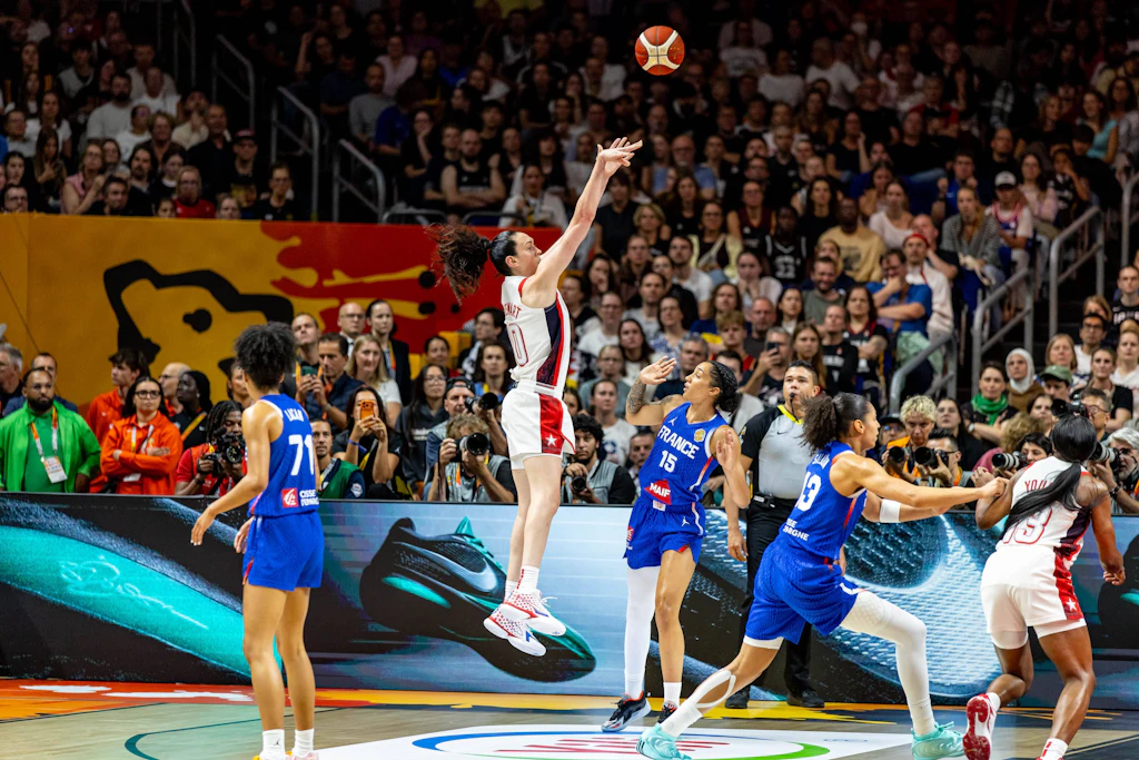 Breanna Stewart (beim Wurf) stach bei den USA besonders heraus. 