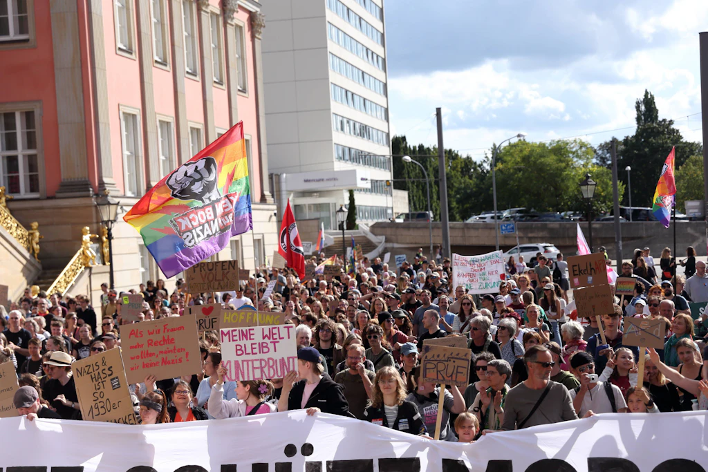 Das gesellschaftliche Klima ist angespannt: Eine Anti-AfD-Demonstration am 12. September vor dem Brandenburger Landtag in Potsdam.