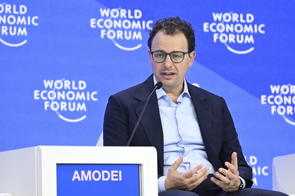 Anthropic-Chef Dario Amodei beim Weltwirtschaftsforum 2025 in Davos. Er fordert eine weltweite Verlangsamung der KI-Entwicklung.