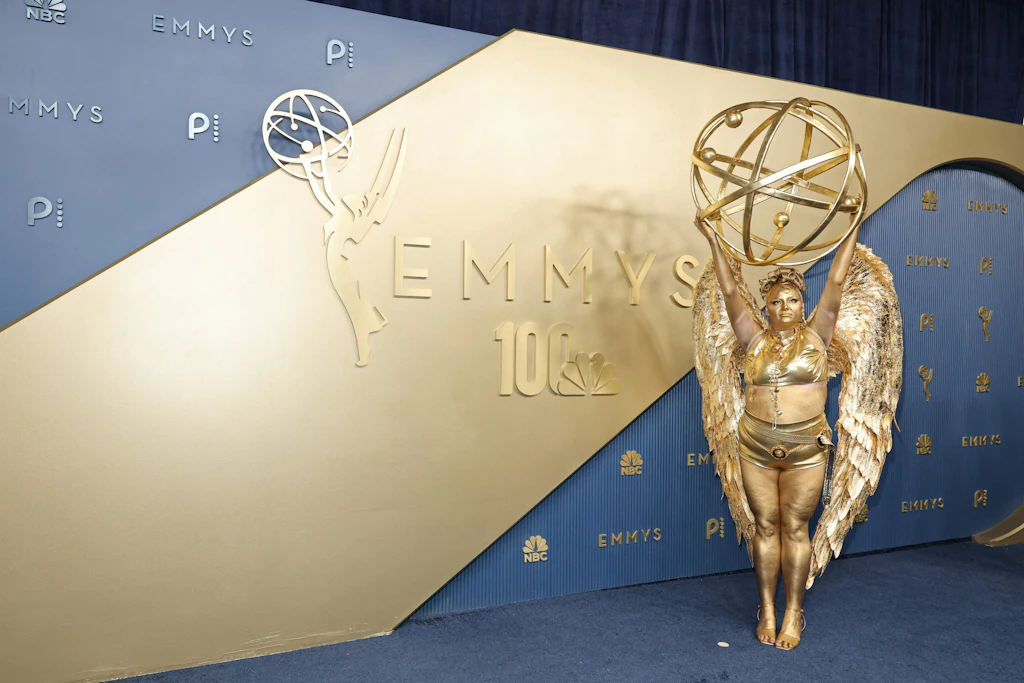 Megan Stalter kam als lebende Emmy-Statuette zur Verleihung in Los Angeles – vergoldet, mit Flügeln und der Atomkugel über dem Kopf.