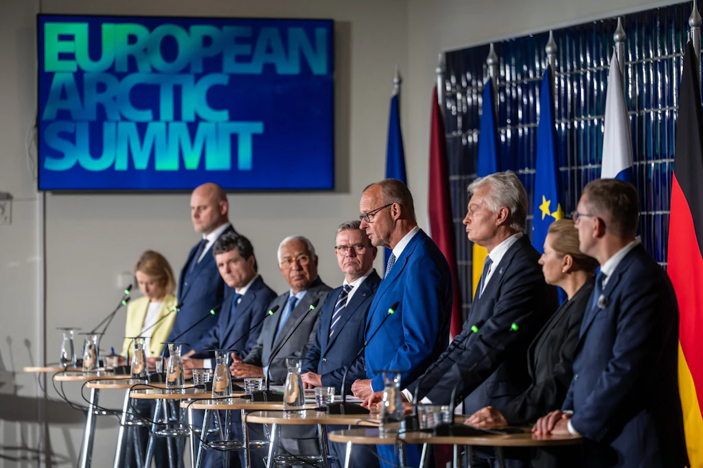 Bundeskanzler Friedrich Merz (CDU, m) mit weiteren Regierungschefs und EU-Spitzen beim EU-Arktis-Gipfel