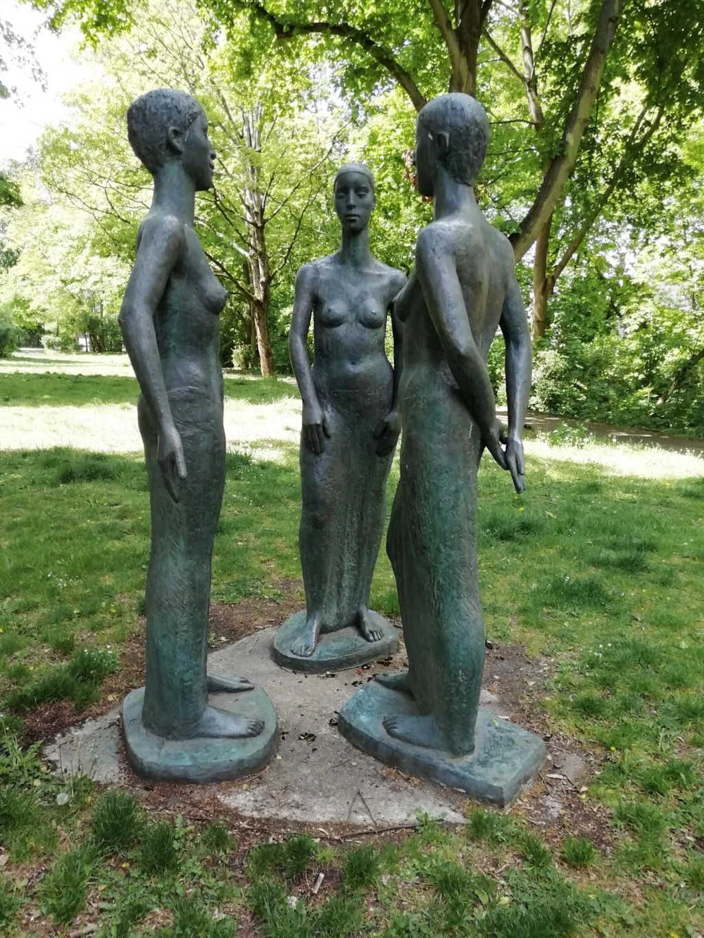 Carin Kreuzberg: Frauengruppe im Park nahe Schloss Niederschönhausen, Bronze, 1980er-Jahre