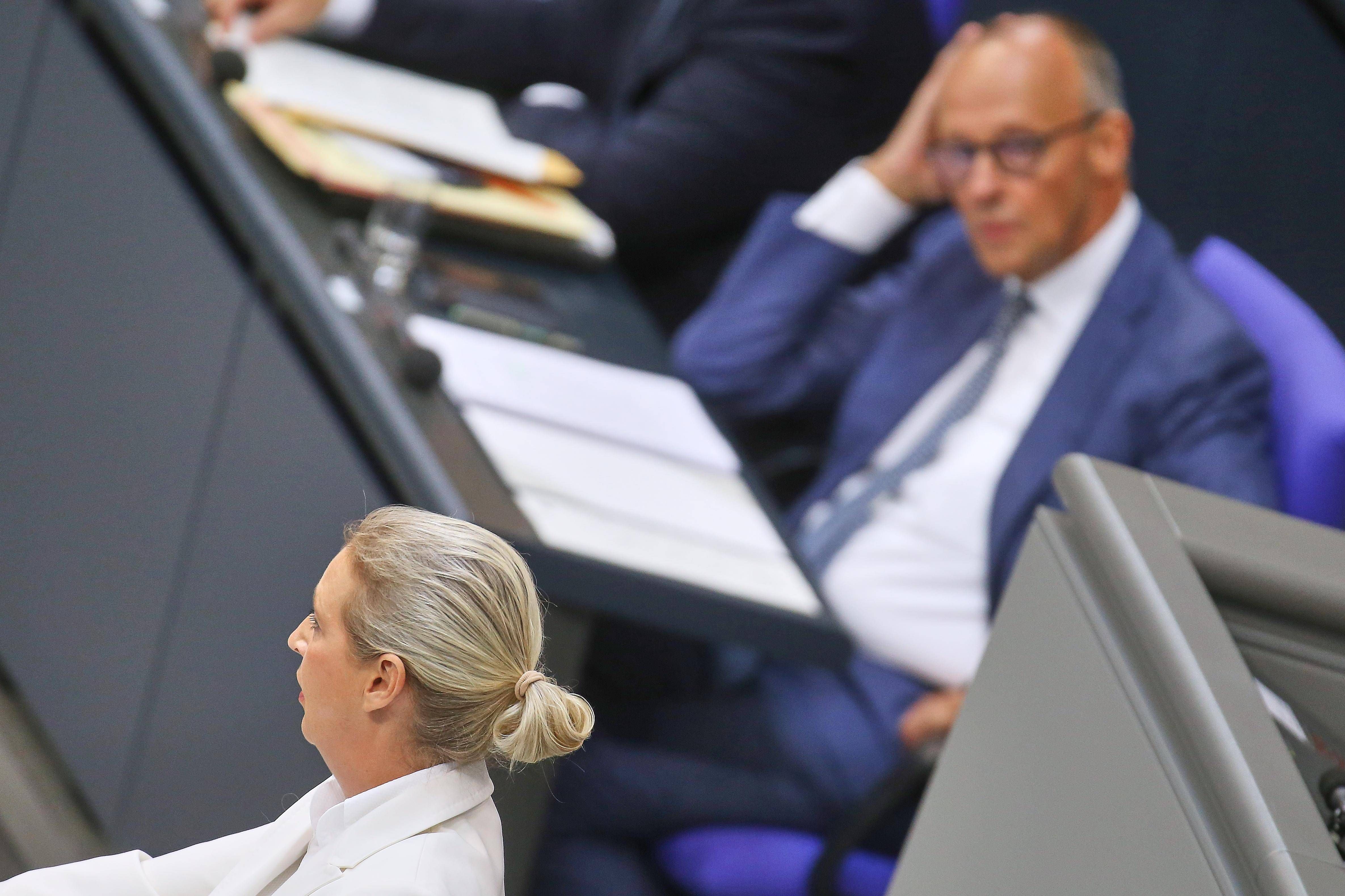 Aktuelle Umfrage: Union rutscht auf neuen Tiefstwert, weniger Zustimmung zur Brandmauer