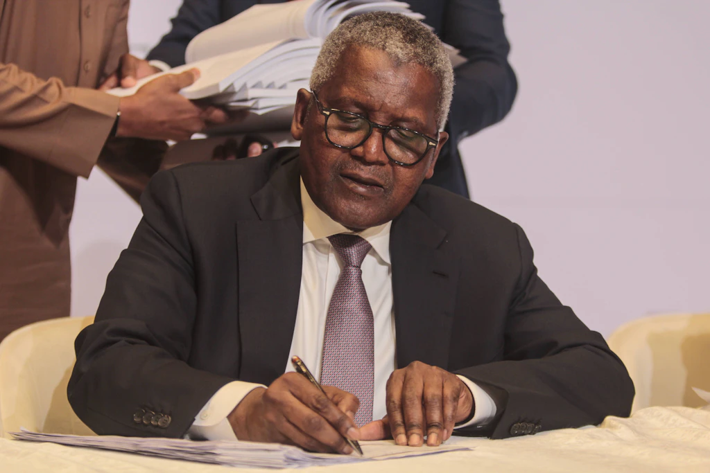 Aliko Dangote unterzeichnet am 7. September 2026 in Lagos die Unterlagen für den Börsengang seiner Raffinerie. Das Grundangebot soll rund 1,6 Milliarden Dollar einbringen.