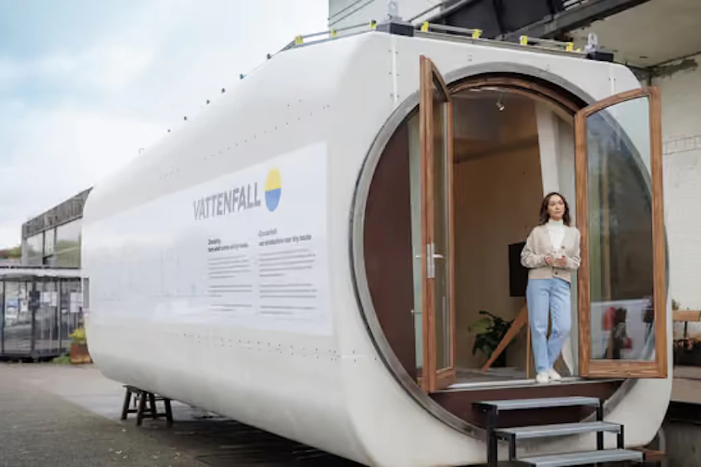 Die ausgediente Gondelverkleidung eines österreichischen Windrads steht heute als bewohnbares Tiny House auf Stützen.
