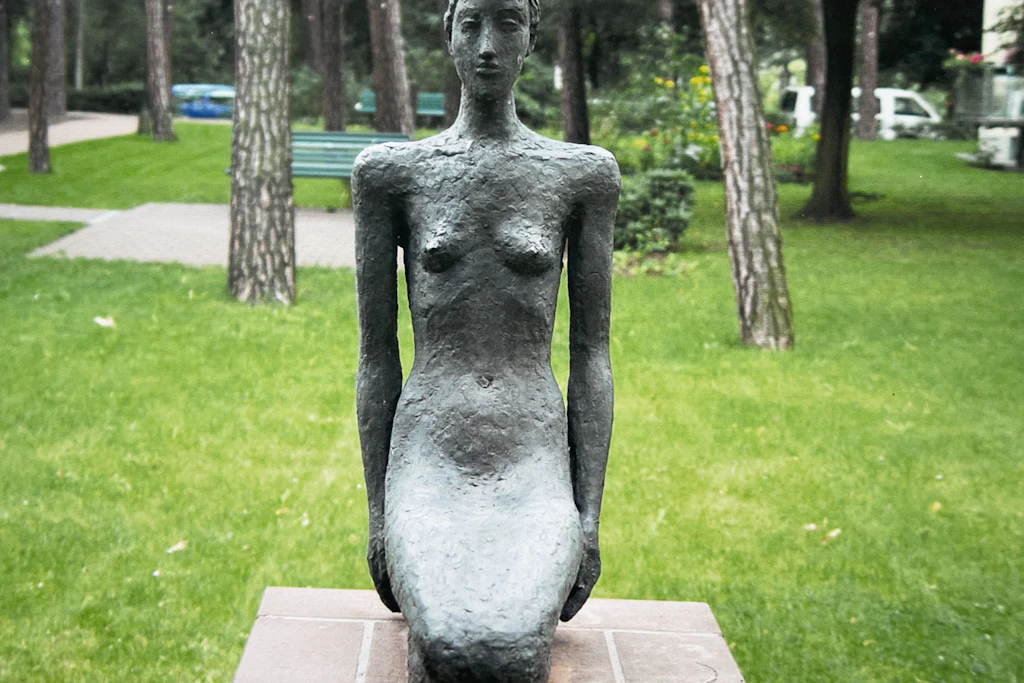 Carin Kreuzberg: „Die Knieende“, Bronze, 1995