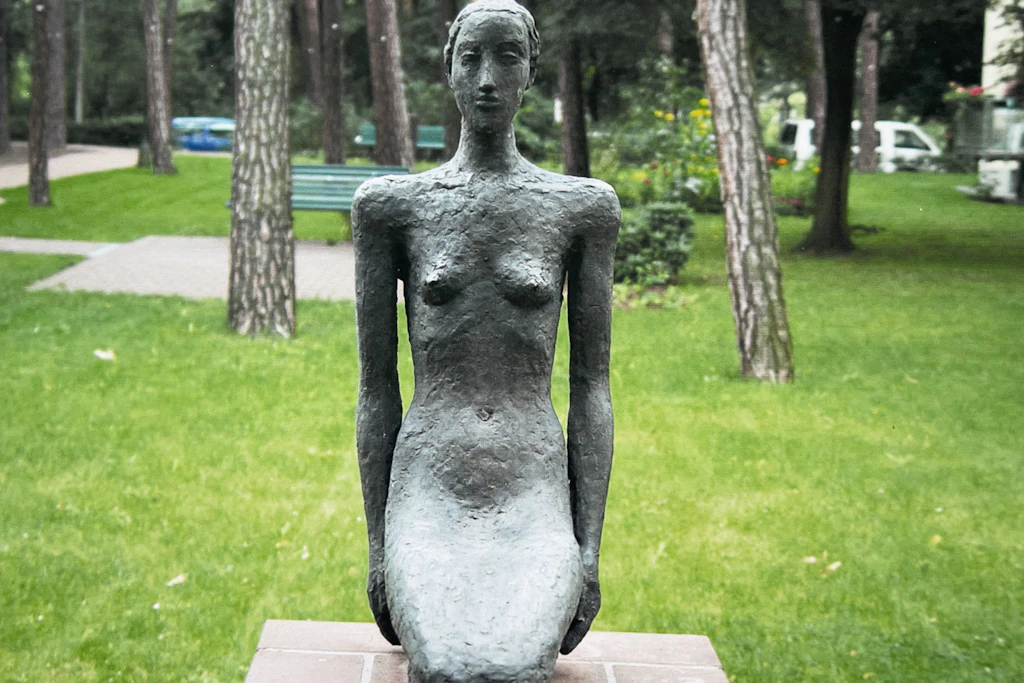 Carin Kreuzberg: „Die Knieende“, Bronze, 1995