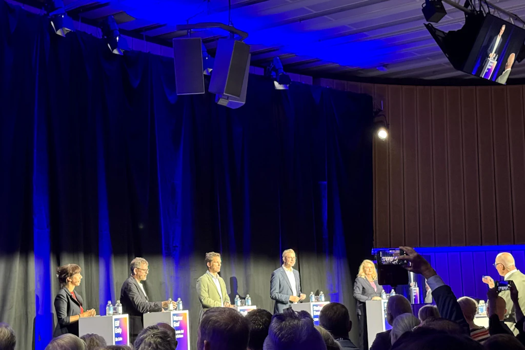 Blick in den vollen Saal und auf das Podium der IHK-Wahlarena mit allen Spitzenkandidaten bis auf Alexander King vom BSW.