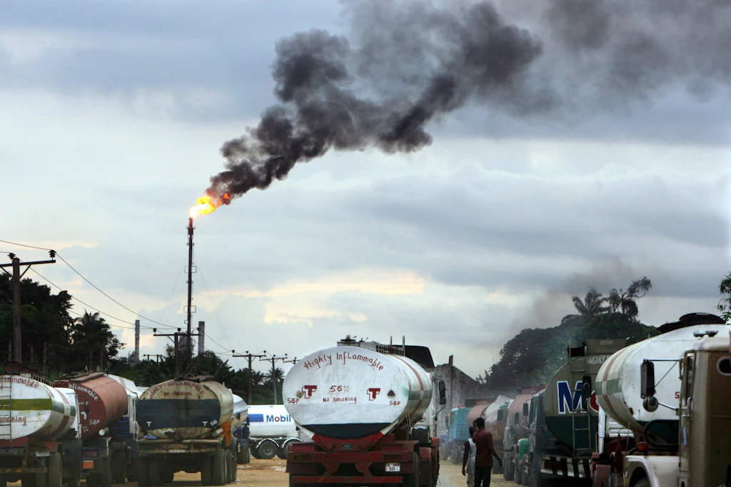 Abfackeln von Begleitgas bei der Erdölförderung nahe Port Harcourt im Jahr 2005. Im Nigerdelta verursachte die jahrzehntelange Förderung schwere Umweltschäden.
