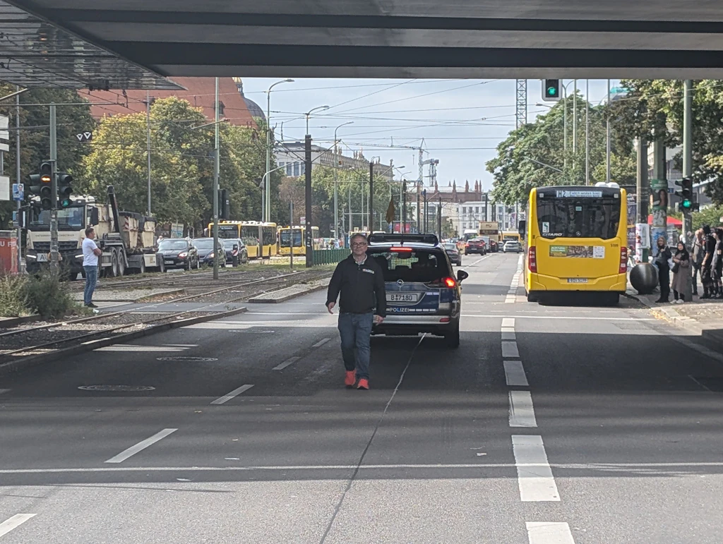 Angebliche Wahlmanipulation: Berliner Polizei muss Drei-Personen-Demo durch Verkehr begleiten