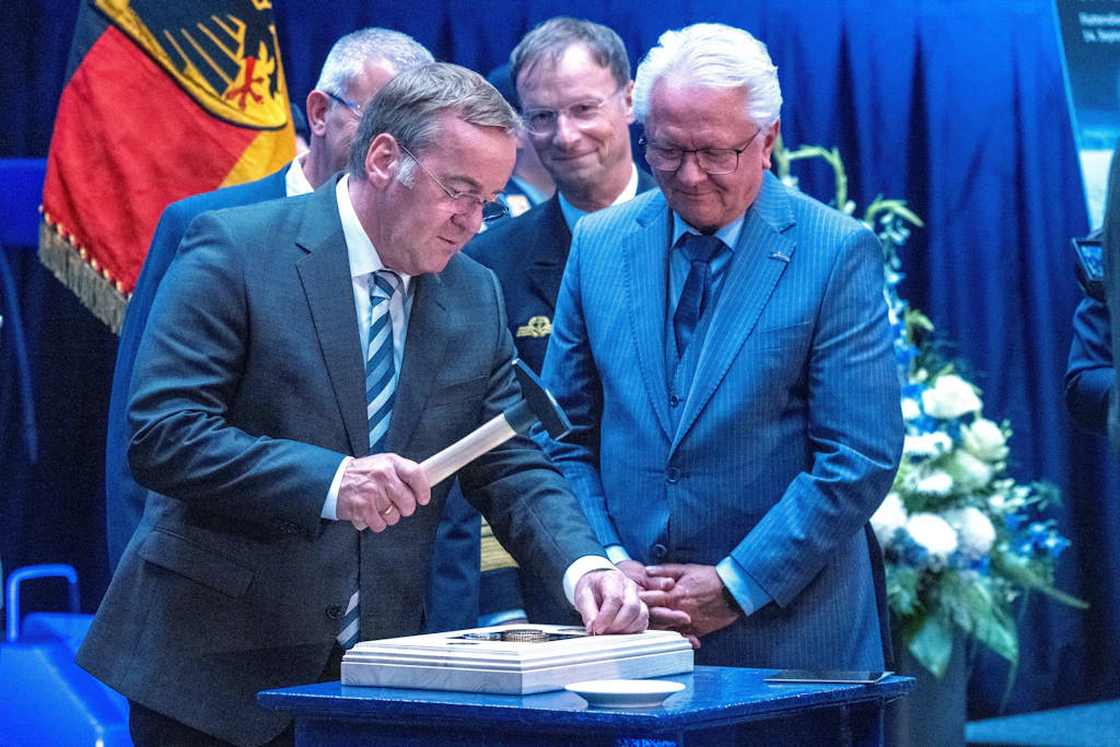 Boris Pistorius (SPD) bei der Kiellegung des dritten Flottendienstbootes der Klasse 424 auf der Peene-Werft mit&nbsp;Axel Deertz, Vizeadmiral der Marine der Bundeswehr, und Armin Papperger, Vorstandsvorsitzender des Rüstungskonzerns Rheinmetall (v. l.).