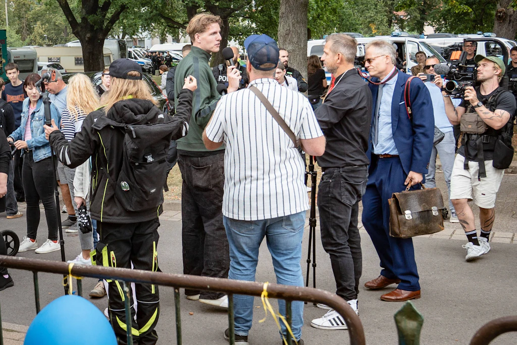 Youtuber / Streamer Matthäus Westfal, bekannt als Aktivist Mann (blaue Kappe), Marcant (grüne Jacke) und Sebastian Weber, bekannt als Weichreite TV (schwarze Kappe) am Rande des AfD Demokratiefests in Haldensleben, Sachsen-Anhalt