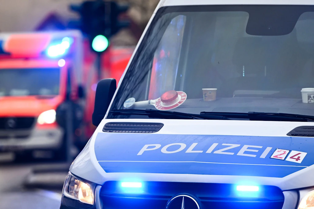 Polizei und Rettungsdienst (Symbolfoto) kamen am Samstagabend in Sachsen wegen einer rabiaten Kindergruppe zum Einsatz. Zwei junge Frauen wurden verletzt.