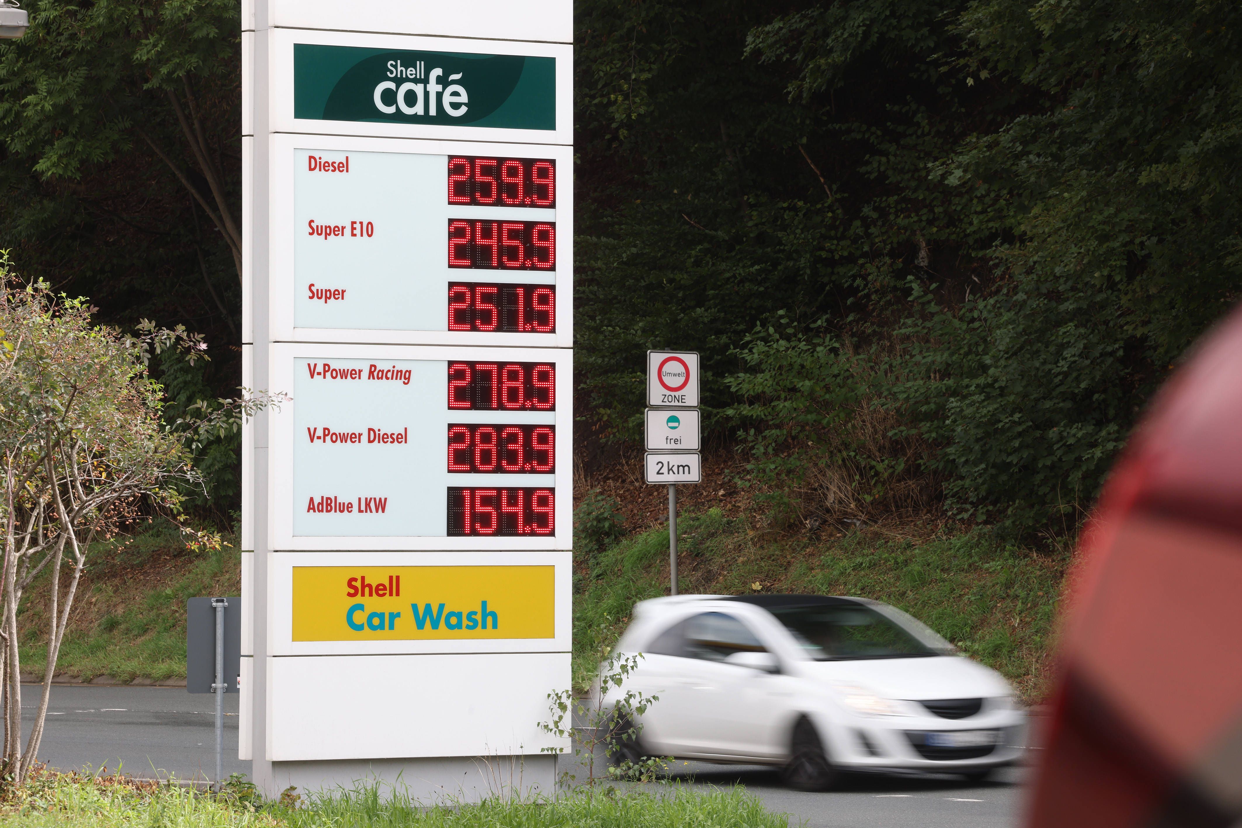 Spritpreise erreichen neues Rekordhoch: Tankverband erwartet Preise von drei Euro pro Liter