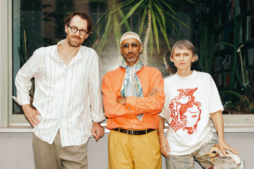 Slavs & Tatars: Stan de Natris, Payam Sharifi und Kasia Korczak vor ihrem Studio in Berlin-Moabit.