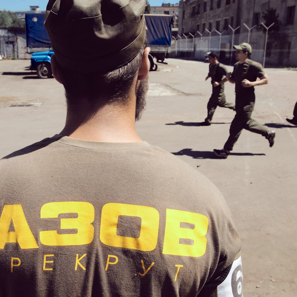 Ein Rekrut des ukrainischen Asow-Regiments während der sogenannten „Spartan“-Prüfung, die jeder neue Soldat vor dem Einsatz im Osten der Ukraine bestehen muss.