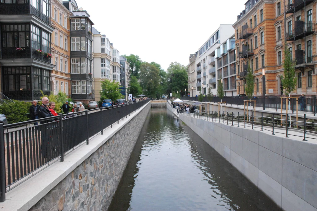 Der 4000 Meter lange Elstermühlgraben verbindet als künstlicher Nebenarm der Weißen Elster wichtige Wasserwege im Leipziger Gewässerknoten sowie markante Orte in der Stadt.
