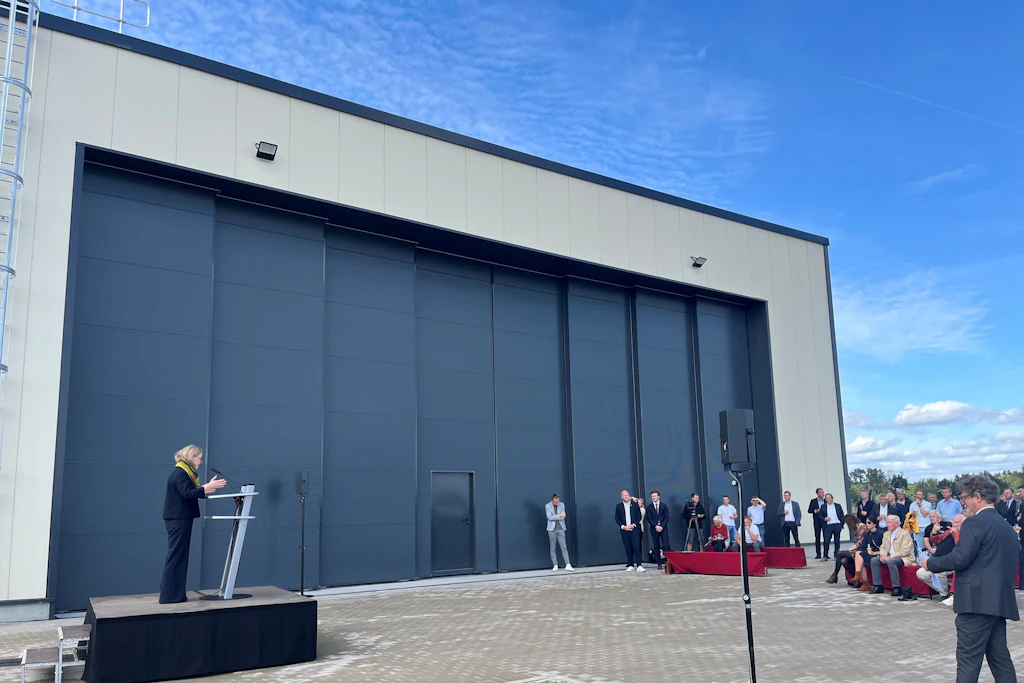 Der 1500 qm große Hangar am Kamenzer Flughafen ist das Zuhause des Zeppelins und wurde in wenigen Monaten errichtet. Ministerin Regina Kraushaar (li.) eröffnete ihn.