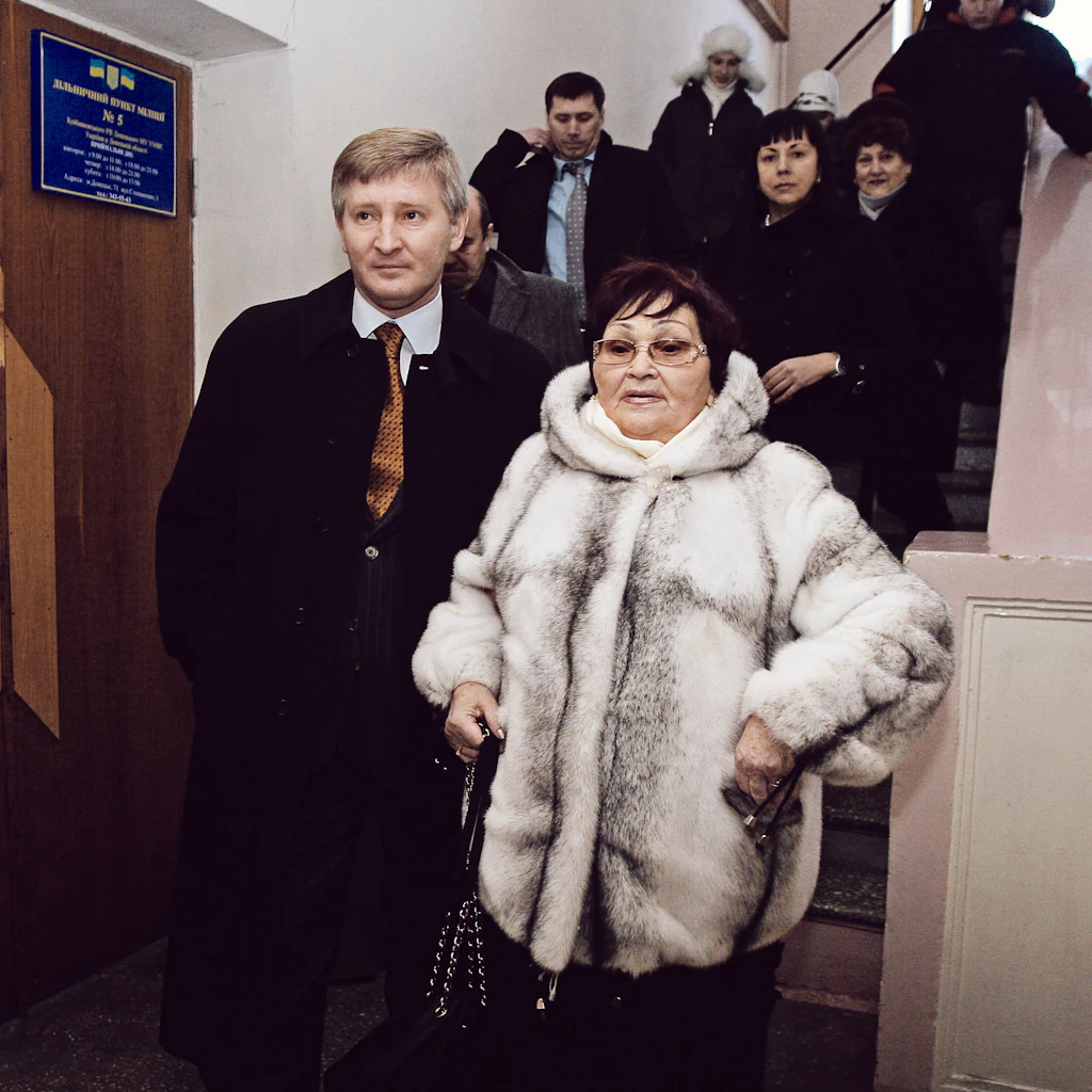 Rinat Achmetow, einer der reichsten Männer der Ukraine, nach der Stimmabgabe im ersten Wahlgang der ukrainischen Präsidentschaftswahl im Januar 2010 in seiner Heimatstadt Donezk – an seiner Seite seine Mutter Nadeschda.