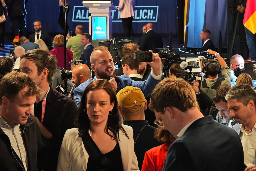 Matthäus Westfal alias „Aktivist Mann“ (m.) mit Handy und Mikrofon im Pressebereich in Magdeburg – Auftritte wie diesen will ihm die AfD künftig nur noch unter Auflagen erlauben.
