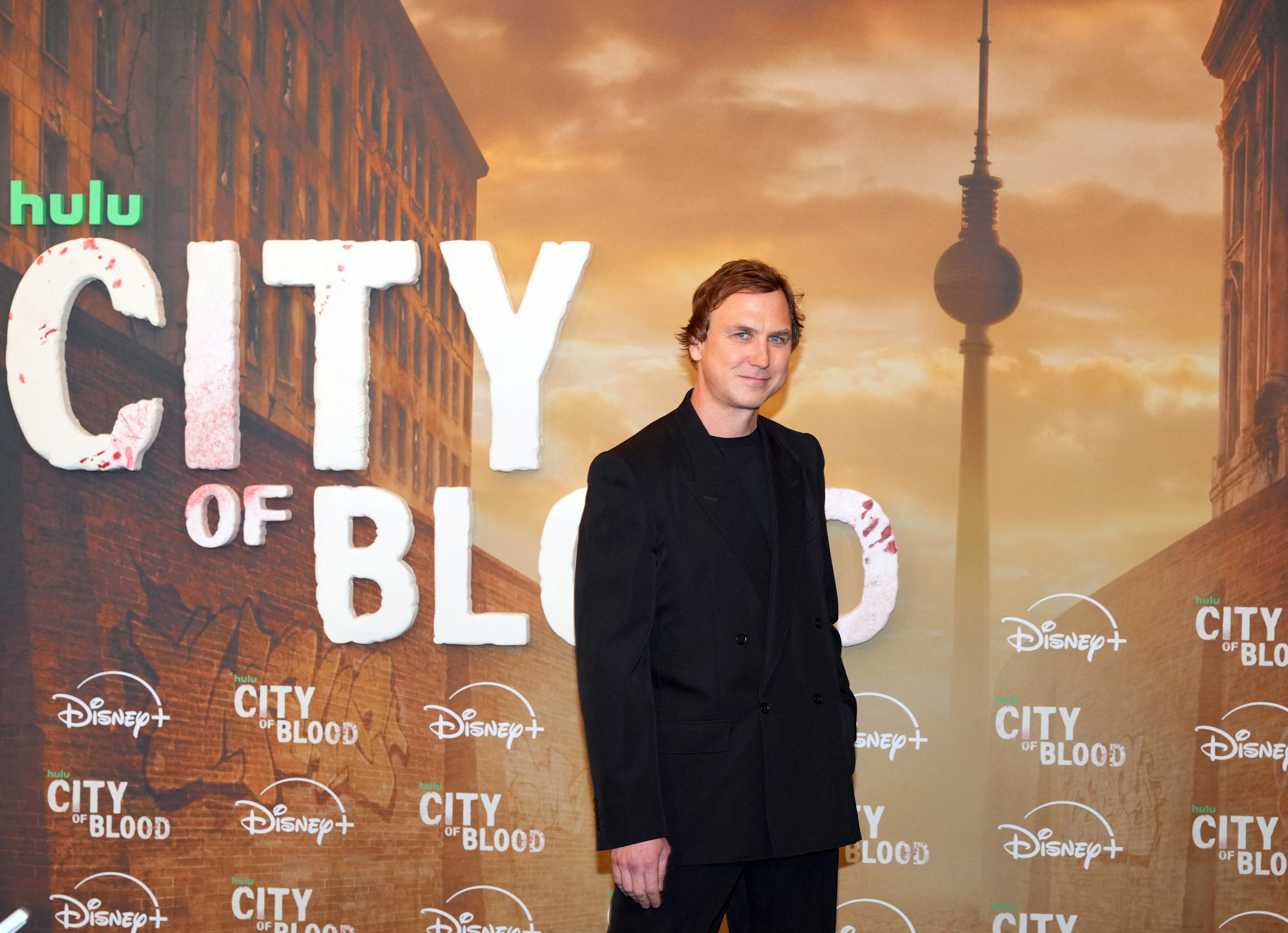 „City of Blood“: Lars Eidinger als lasziver Vampir in dystopischer Berlin-Serie