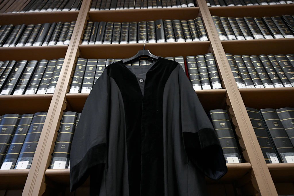 Diese Robe mit Besatz aus Samt ist für Richter gedacht