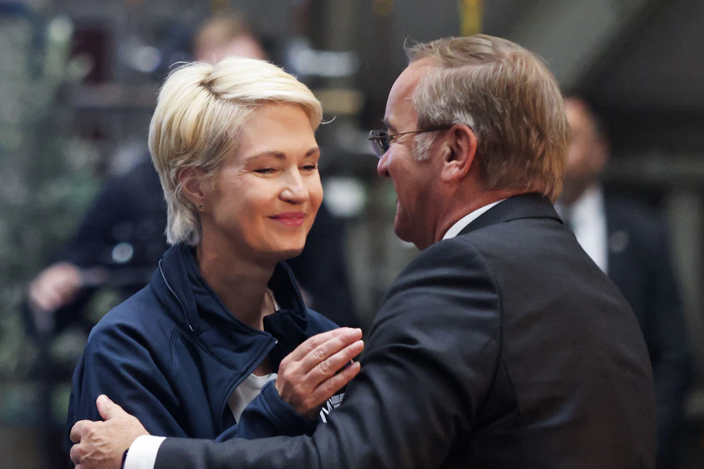 Manuela Schwesig (SPD) begrüßt Verteidigungsminister Boris Pistorius (SPD) bei der Kiellegung des dritten Flottendienstbootes auf der Peene-Werft in Wolgast.