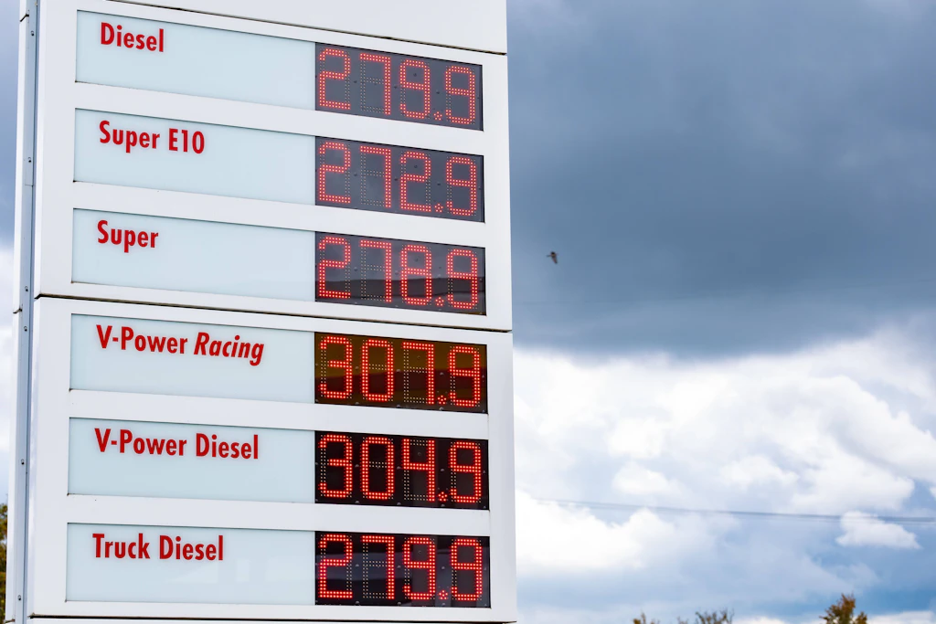 Der Tankstellen-Interessenverband (TIV) warnt vor Spritpreisen bis zu drei Euro je Liter in Deutschland.