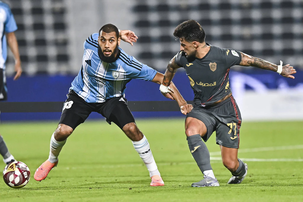 In Katar am Ball: Aissa Laidouni (l.) spielt bei Al-Wakrah SC.
