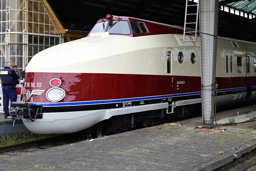 Der historische Schnellzug VT 18.16, besser bekannt als „Vindobona“, steht im Görlitzer Bahnhof. Der in Görlitz gebaute DDR-Triebwagen kehrte nach einer Reparaturpause erstmals wieder an seinen Entstehungsort zurück.