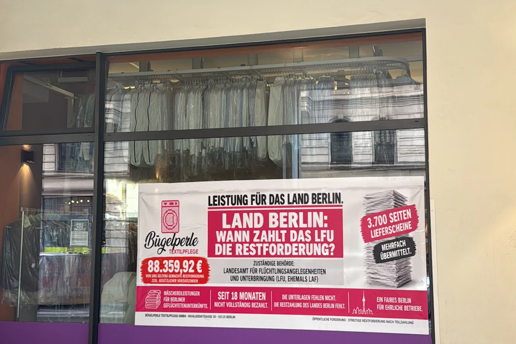 Am Wochenende hing Bilal Ersoy an seinem Laden an der Invalidenstraße Protestplakate auf.