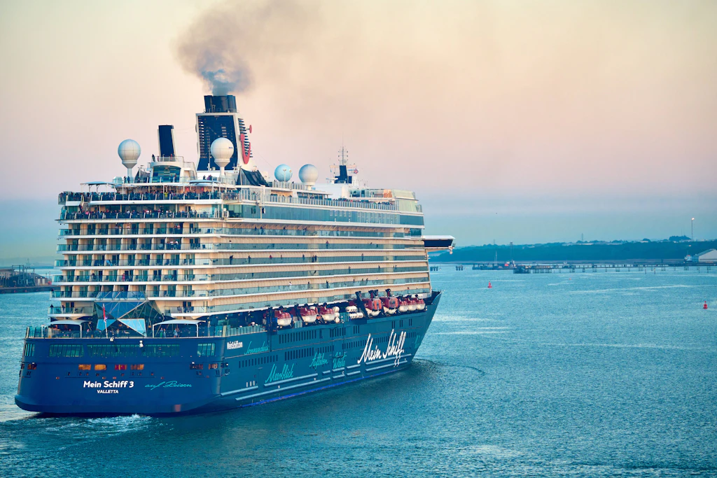 Die „Mein Schiff 3“ fährt mit sichtbaren Abgasen über das Wasser. Laut Nabu verzichten nur vier von zwölf untersuchten Reedereien vollständig auf Schweröl.