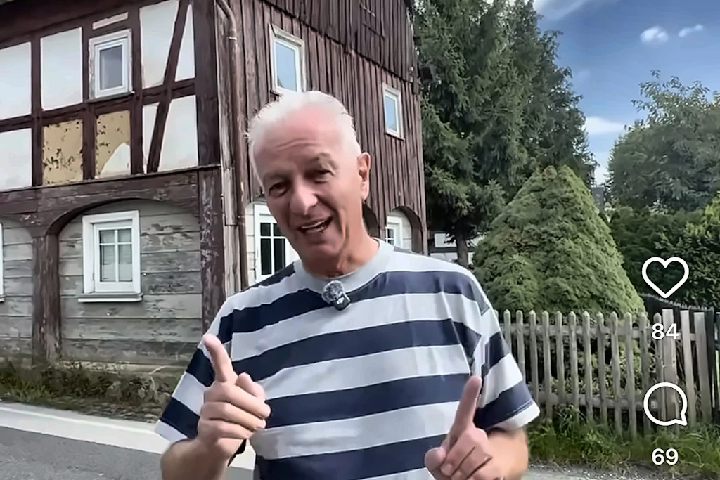 Karl-Leo Spettmann macht auf Social Media Werbung für baufällige Immobilien.