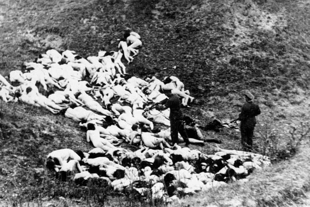 Das Massaker von Babyn Jar am 29. und 30. September 1941 war eines der grausamsten nationalsozialistischen Massenverbrechen des Zweiten Weltkriegs und der größte einzelne Massenmord an der jüdischen Bevölkerung während des Holocaust. Innerhalb von nur zwei Tagen ermordeten deutsche Einheiten exakt 33.771 jüdische Männer, Frauen und Kinder.