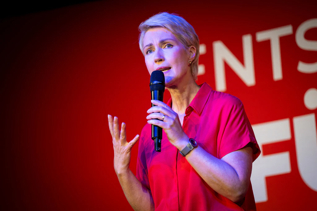 Mecklenburg-Vorpommerns Ministerpräsidentin Manuela Schwesig (SPD) hat bei einer Wahlkampfveranstaltung in Rostock erneut einen Preisdeckel für Treibstoff gefordert.