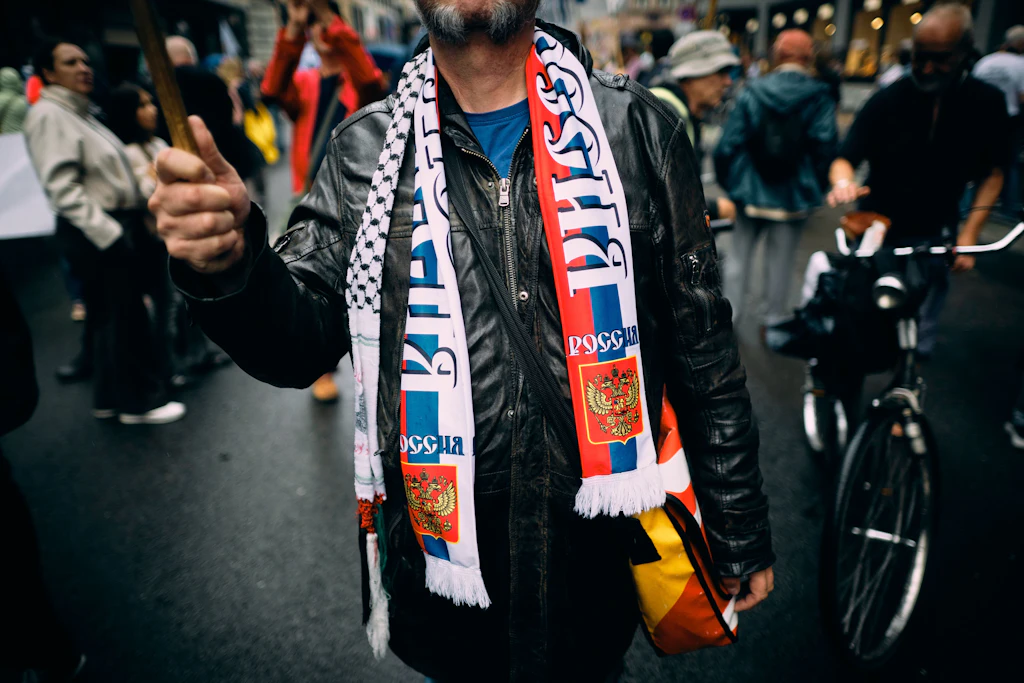 Anfang September in Berlin: Ein Demonstrant mit russischem Schal bei einer Kundgebung des BSW zur Unterstützung des Russischen Hauses und der Goethe-Institute in Russland.