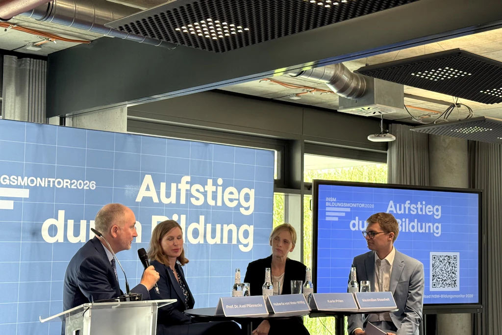 Auf dem Podium (v. l. n. r.): Prof. Dr. Axel Plünnecke, Huberta von Voss-Wittig, Karin Prien und Moderator Maximilian Stascheit