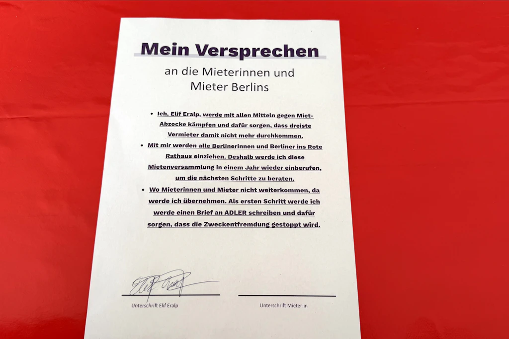 „Mein Versprechen“ unterzeichnet Elif Eralp, Spitzenkandidatin der Berliner Linkspartei. Ein rein symbolischer Akt.
