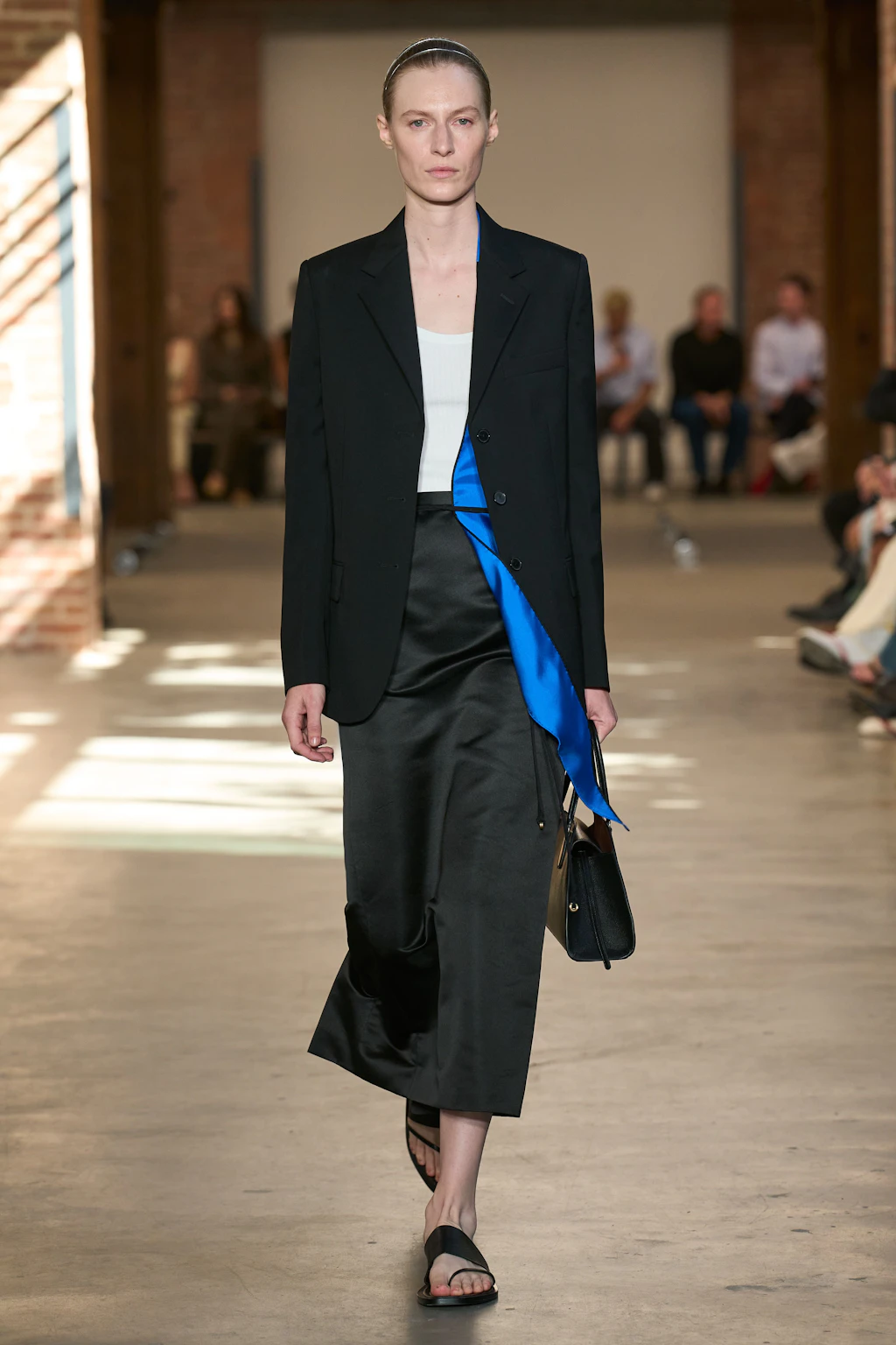 Minimalismus als ultimative Eleganz steht im Zentrum der Calvin Klein Frühjahrskollektion.