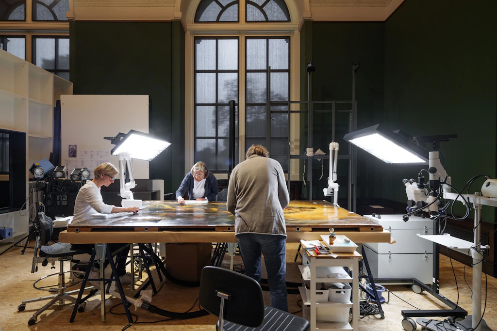 Blick in das Schau-Atelier: Fast zwei Jahre dauerte es, die Firnisschichten abzutragen. Eine aufwendige Teamarbeit.