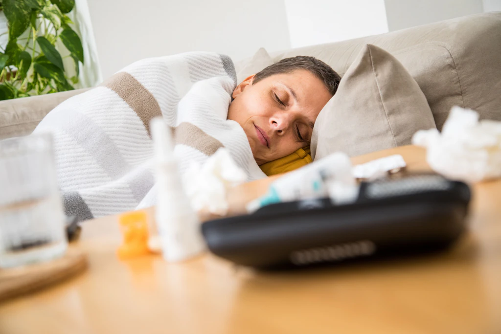 Zu wenig Schlaf und zu viel Stress können Auslöser für Erkältungen sein, da das Immunsystem geschwächt ist.