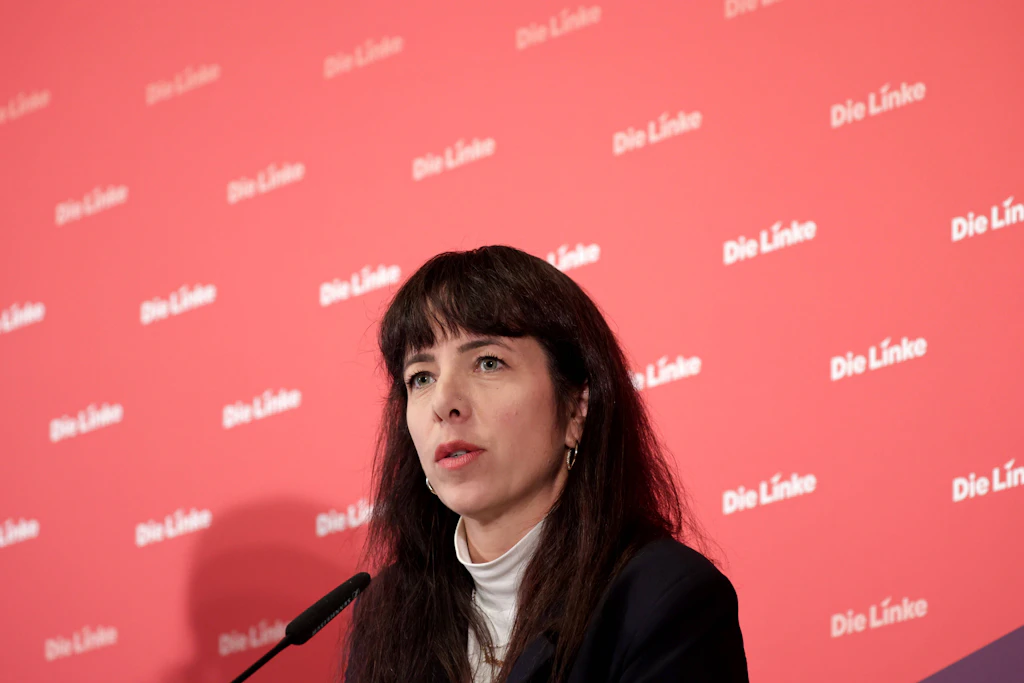 Elif Eralp, Spitzenkandidatin der Linken für die Berliner Wahl, liegt mit ihrer Partei in einer Umfrage vorn.