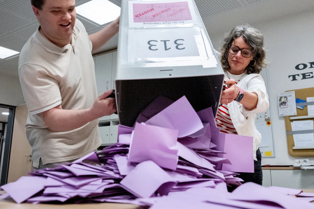 Wahlhelfer entleeren in einem Wahllokal eine Wahlurne mit den Stimmzetteln für die Kommunalwahl in Niedersachsen.