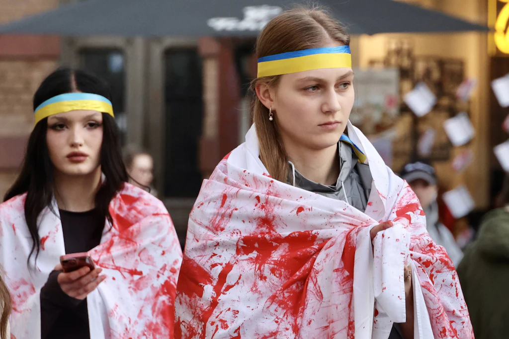 Zum vierten Jahrestag des russischen Angriffs auf die Ukraine bringen zwei Ukrainerinnen in Halle/Saale am 24. Februar 2026 ihr Entsetzen über den Krieg in ihrer Heimat zum Ausdruck.
