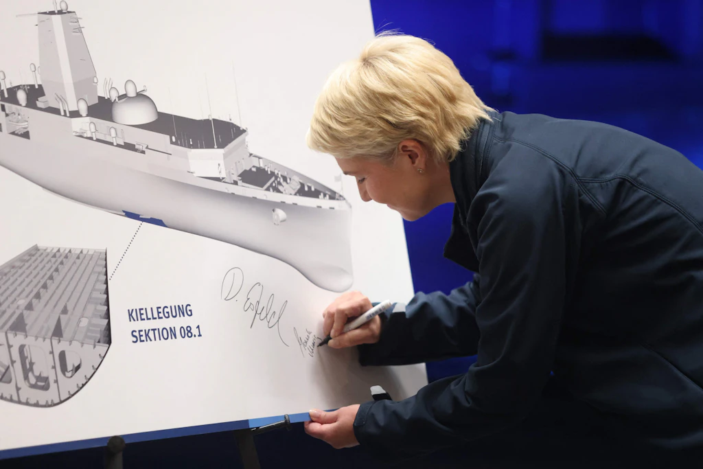 Manuela Schwesig (SPD) unterzeichnet am 14. September bei der Kiellegungszeremonie auf der Peene-Werft in Wolgast eine Tafel, die das dritte Flottendienstboot darstellt.