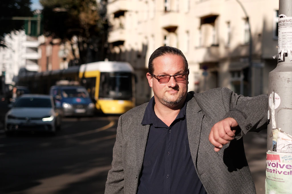 Christian Linow, Sprecher des Berliner Fahrgastverbands IGEB, in Friedrichshain. Zum Interviewtermin kam er mit dem Fahrrad.