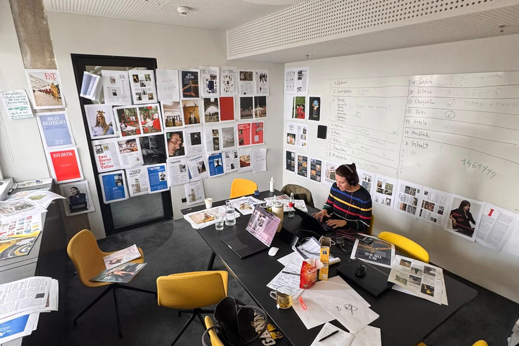 Est. Behind the Scenes: Der Raum, in dem alles zusammenläuft. Der Meeting-Room „Yellow“ der Berliner Zeitung wurde zum Est.-Headoffice umfunktioniert.